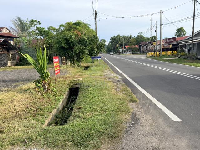 Tanah tepi jalan... 1