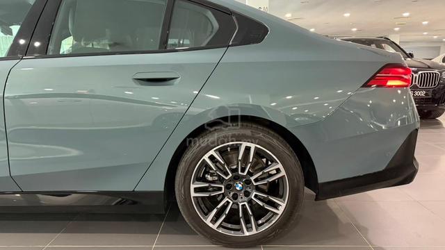BMW 520i M-Sport Year 2025 Ready Stock Low Mileage - 5