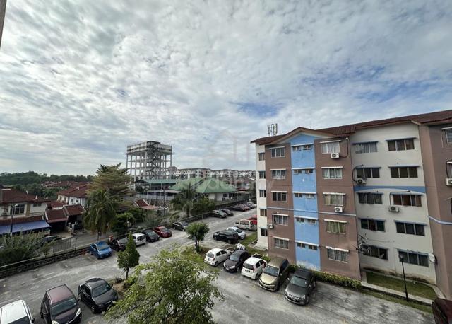 Iris Apartment (Taman Desa) 1