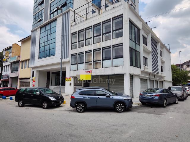 Cheap!!! Cheap!!! Pudu huge end lot shop 46x80 facing Jln Tun Razak 1