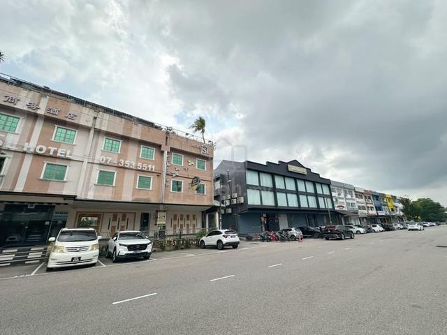 Ros Merah Johor Jaya, Ground Floor Shop 22x70sf, with Partition Room 1