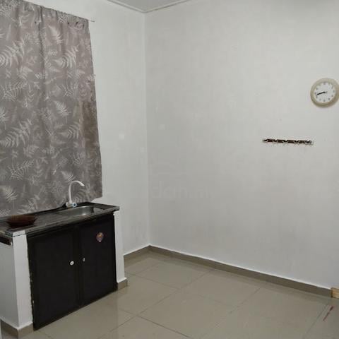 1 Storey Detached House in Kampung Ayer Puteh Sungai Tiram for Rent 1