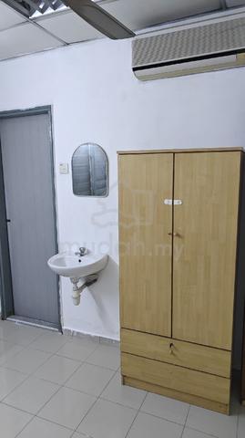 Middle room with Queen sized bed for rent . 1
