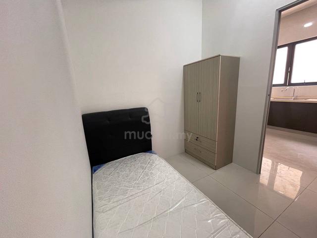 Single Bed Room/ All Race/ Danga Bay/ Utilities WiFi Included/ Bus CIQ 1