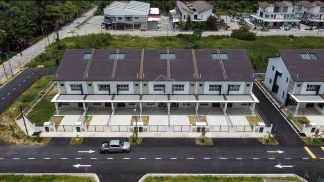 Near main road,double storey terrace (20 x 91~95) freehold 1