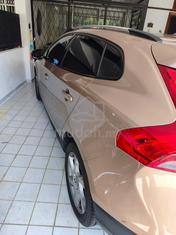 2016 Volvo V40 2.0 T5 (A) - 1