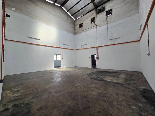 4050sqft Jalan Bukit Kemuning Seksyen 32 Warehouse Good Condition! 1