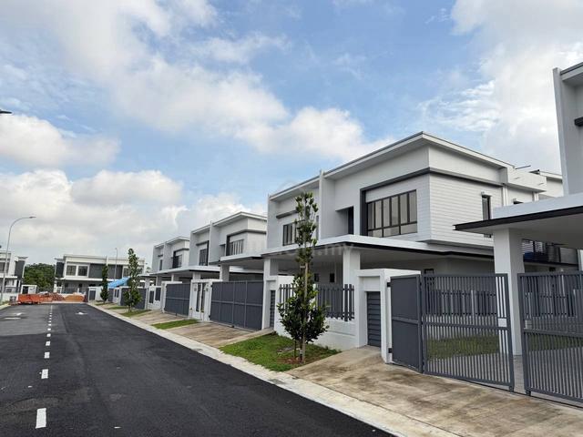 Facing Garden Brand New 34x75 Glenmarie Cluster @ Mount Austin 1