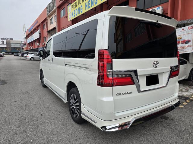 2022 Toyota GRANACE 2.8G Diesel Turbo 9 Seat Pilot - 3