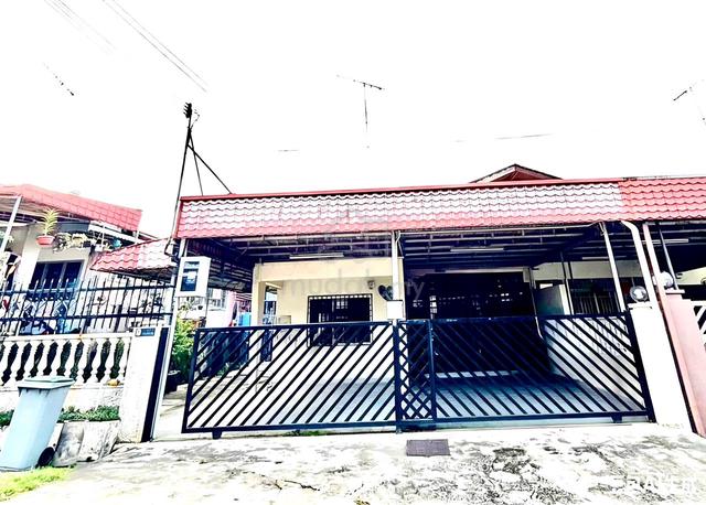Well Maintained Semi-D with Large Land Area – Kluang Baru 1