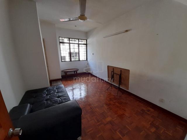 Bandar Utama cool middle room in large house facing big park 1