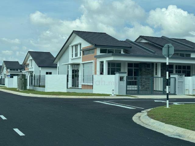 22ft Corner Single Storey Seremban | Fully Renovate Facing Garden 1