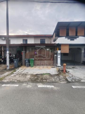 UNTUK DIJUAL – Rumah Teres 2 Tingkat Renovasi Cantik & Terjaga 1