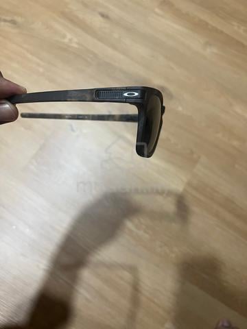 oakley - photo 3 of 5