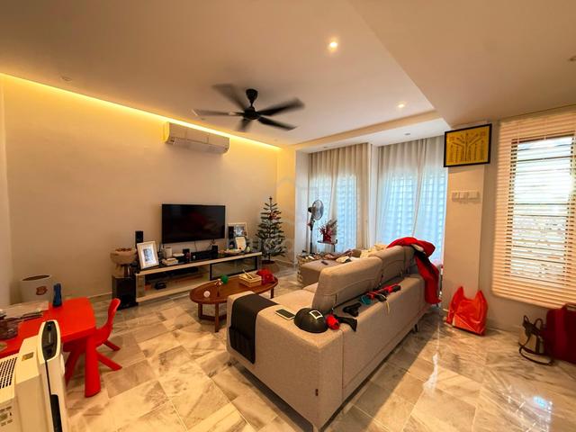 Double Storey For Sale!!Tastefully Renovated Unit!! 1