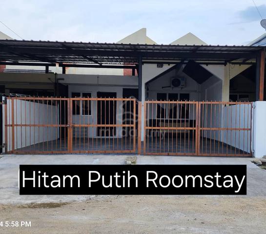 hitam putih roomstay kemaman 1