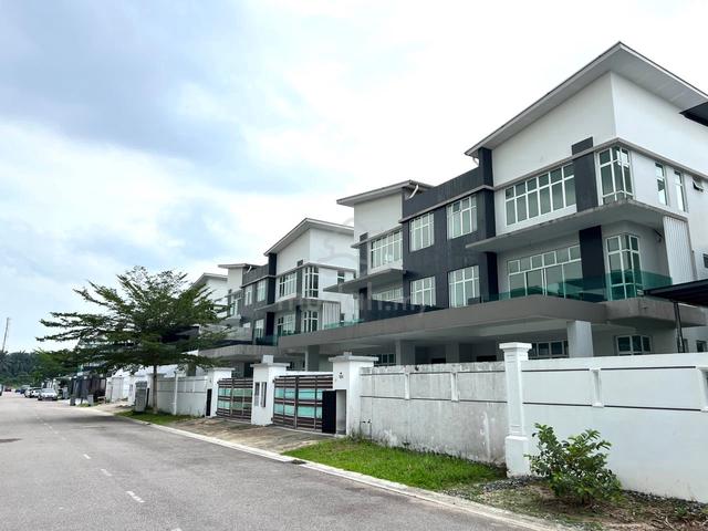 Below Market/3 storey Semi-D/Big Extra Land/Freehold/G&G/Mutiara Rini 1