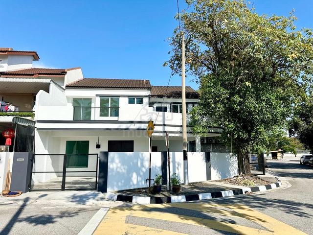 Corner unit, nice house, well maintained 1