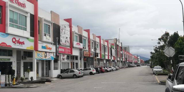 Facing Main Road Shop for Sale at Simpang Ampat (Pearl Avenue) 3
