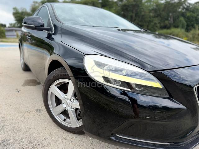 |2017| Volvo V40 2.0 T4 Safety 1st Easy full Loan - 3