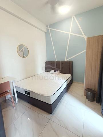 (Prefer Chinese female) Balcony room for rent at Equine Residence 1