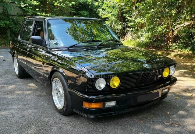 BMW E28 520i 5-speed manual - 1