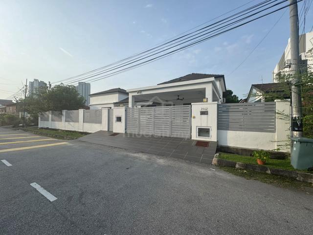 Bungalow in good condition & Strategic Location in Penang 1
