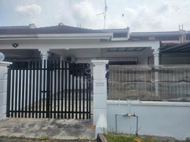 Jln Santalia @ Flora Height 1Storey With Sofa Aircon Tabletop Bed 1
