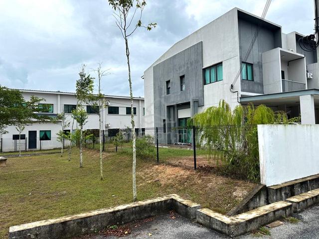 Tepi Taman Permainanš„EndLot Teres 2 Tingkat Aman Plus, Pak Mahat 1
