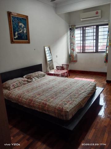 Spacious middle room to let 1