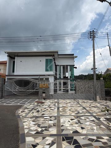 Spacious Fully Renovated Corner Lot | Freehold | 6 Bedrooms + Attic 1