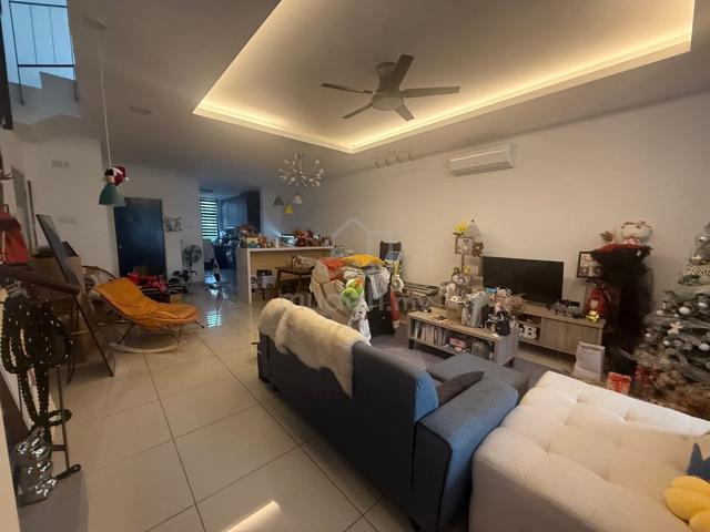Double storey /Mutiara utama /Tuas /Fully /all race /freehold /End lot 1