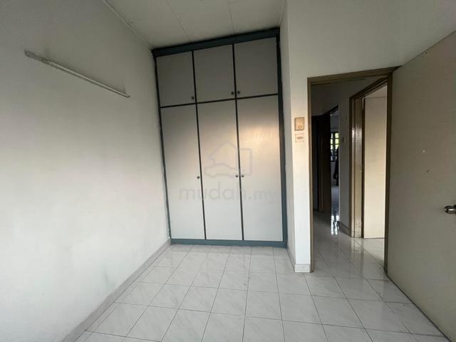 USJ 3 (Gated Guarded) Kitchen Extended Facing Ample Parking Subang 5