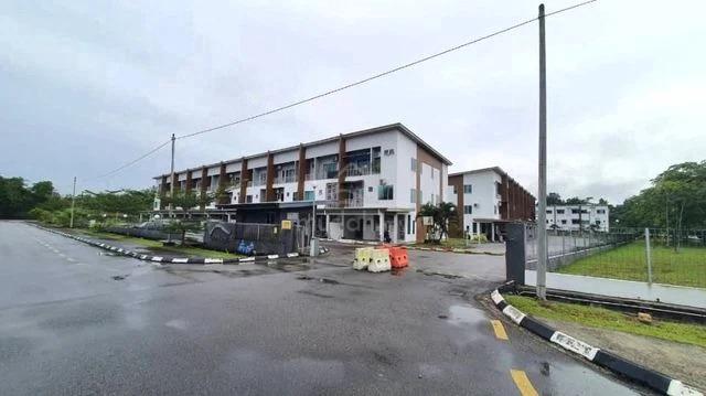 Vision Height Townhouse Lower Corner at Batu Kawa Moyan 1
