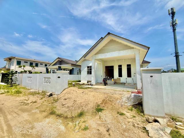Rumah Banglo Belakang Pejabat Kada Morak Wakaf Bharu 1
