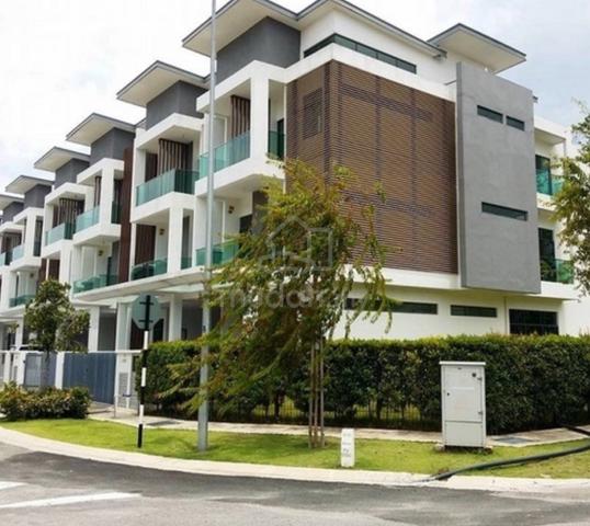 Reflection FULLY RENOVATED@ 2.5-Storey Home Puchong 1