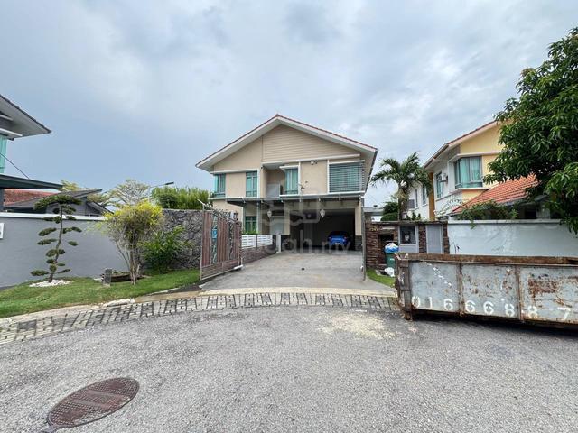Corner facing open 2.5 storey bungalow villa safira Saujana Impian 1