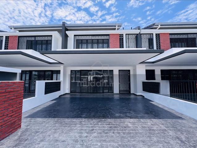 Spacious & Renovated 2 Storey House in Elmina Green 7 For Rent. 1
