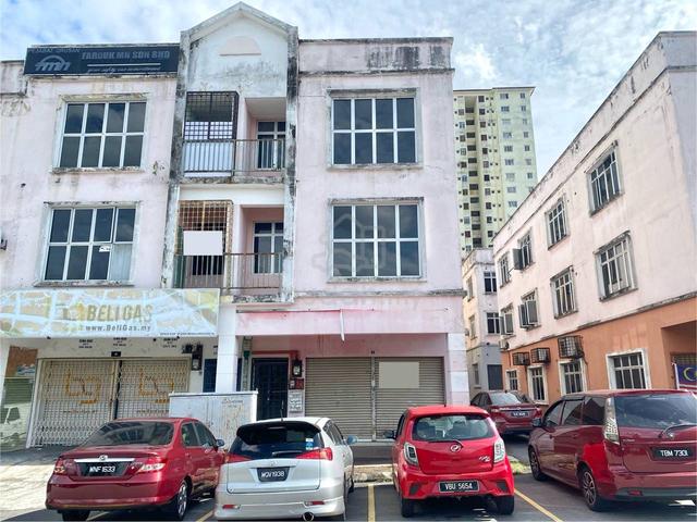 RENOVATED End Lot Three Storey Shop Lot Taman Damai Mewah Kajang 1