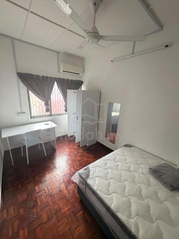 Female room for rent in SS2 1
