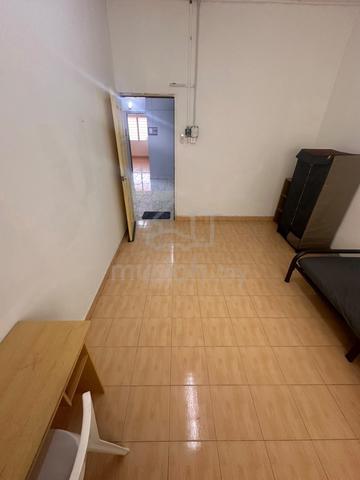 Low Deposit Room for Rent at Subang Jaya near LRT, Free WiFi 📍 1
