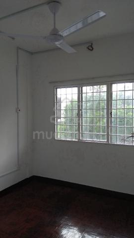 Medium Single Bedroom For Female Only, Bandar Country Homes, Rawang. 1