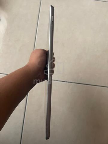 Ipad 6th Generation - photo 5 of 6
