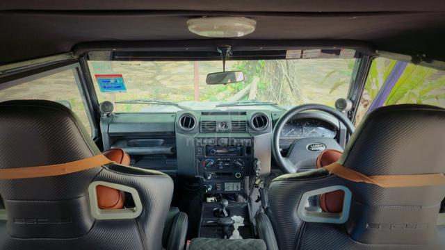 2003 Land Rover DEFENDER 2.5 110SW (A) - 5