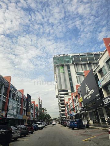 Retail space for workers stay, boutique and storage in Alam Avanue 1
