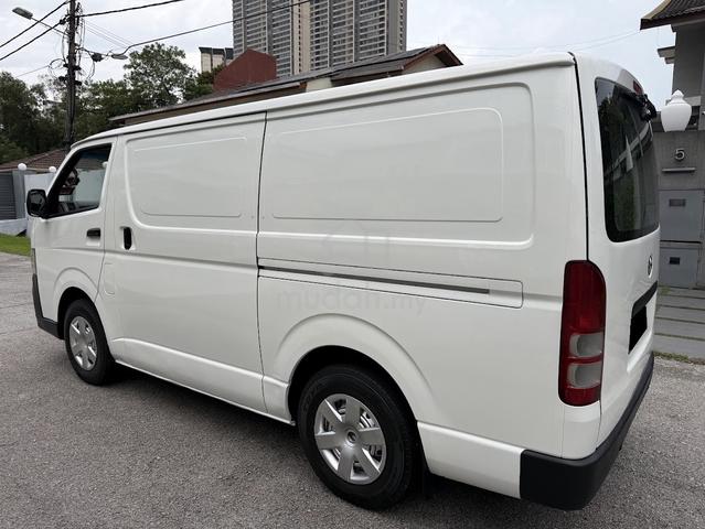 Toyota HIACE 2.5 (M) Panel Van TIP TOP CONDITION - 4