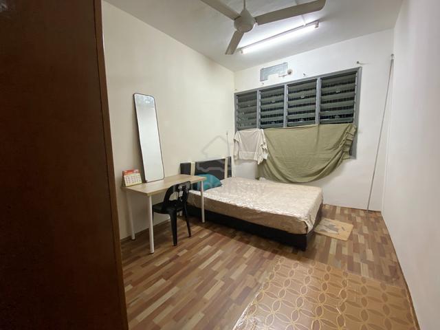 Middle Room with Balcony Jalan Tempinis Lucky Garden near Jalan Maarof 1