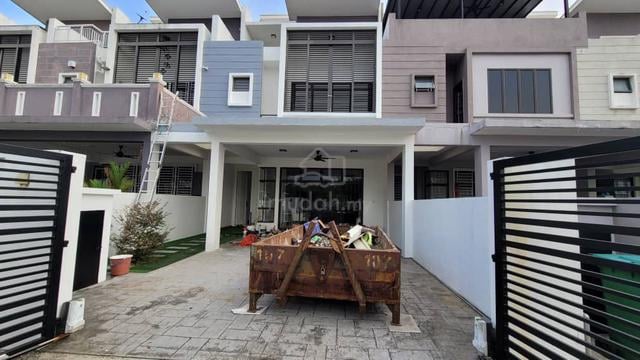 BIG UNIT SETIA ALAM 4 BEDROOM 5 BATHROOM - READY TO MOVE In 1