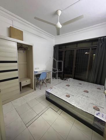 Queen bed room Midlands Condo near Gurney Plaza, Paragon n G Hotel 1
