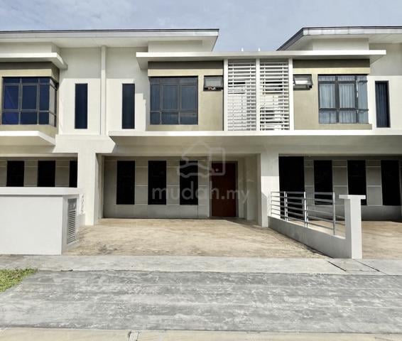 ( SALE! RENO, PRIVACY ROW) 2 Storey Superlink, Maple Residence 1